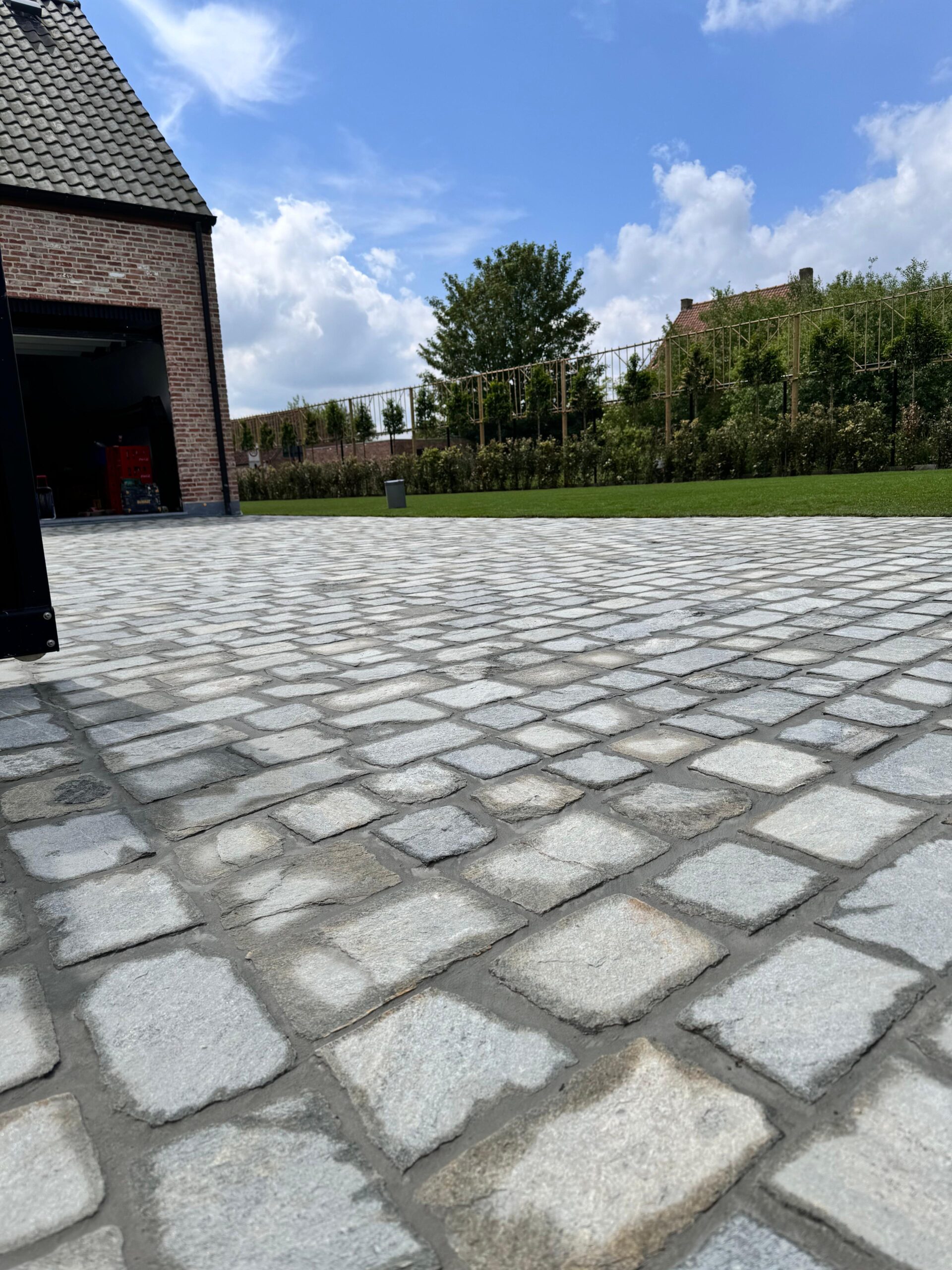 Onze diensten 6 Oprit in gerecupereerde kasseien, manueel gelegd