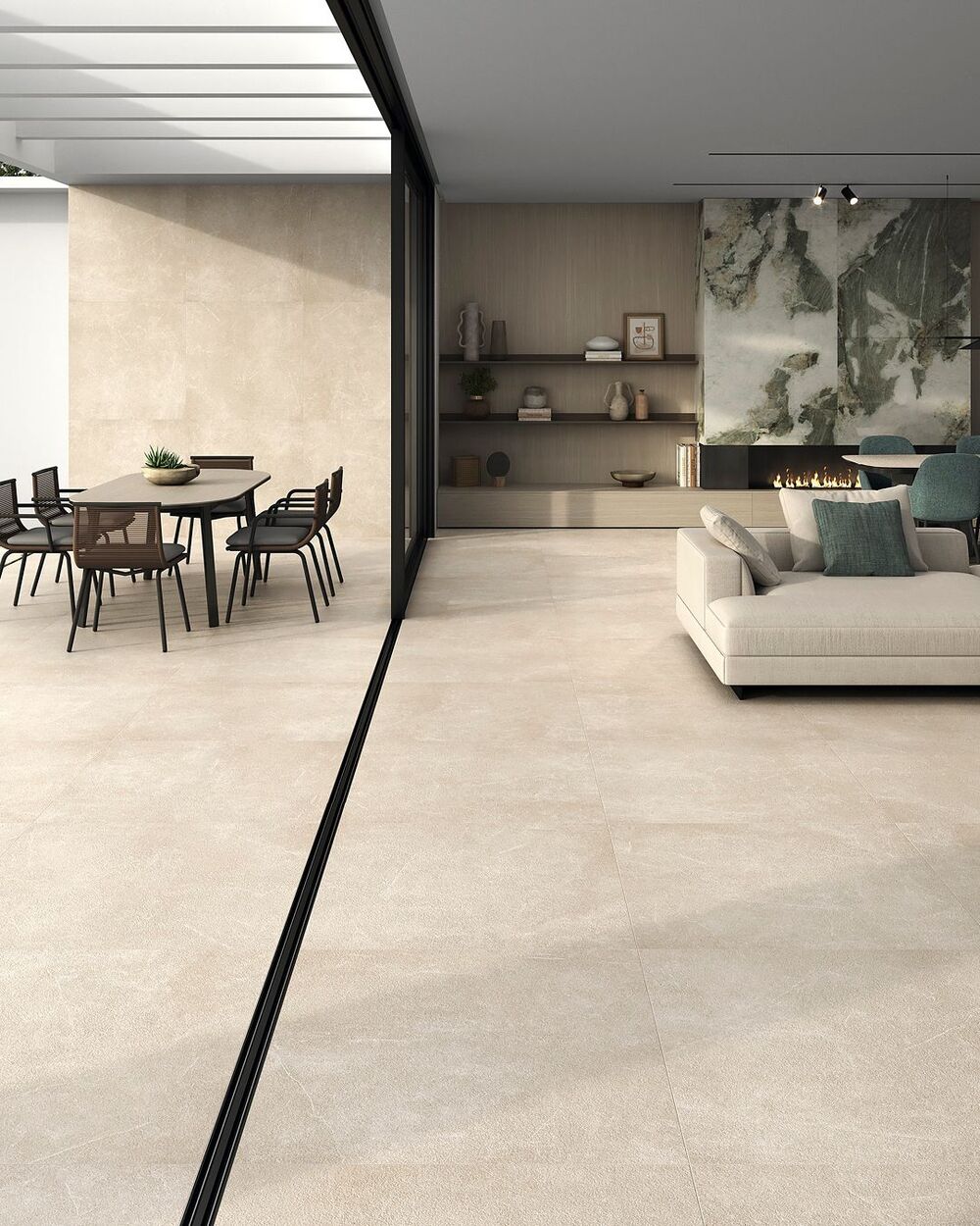 Luxe leefruimte met natuursteen vloer geplaatst door RDV Floors