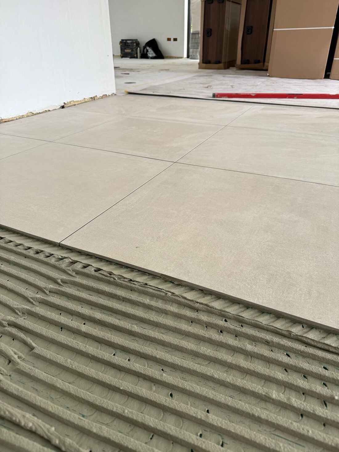 Grootformaat keramiek in opbouw tijdens de werken